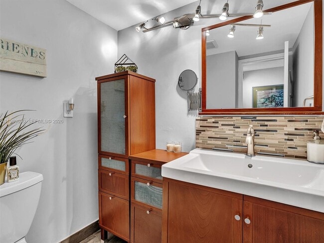 Building Photo - 3375 N Country Club Dr