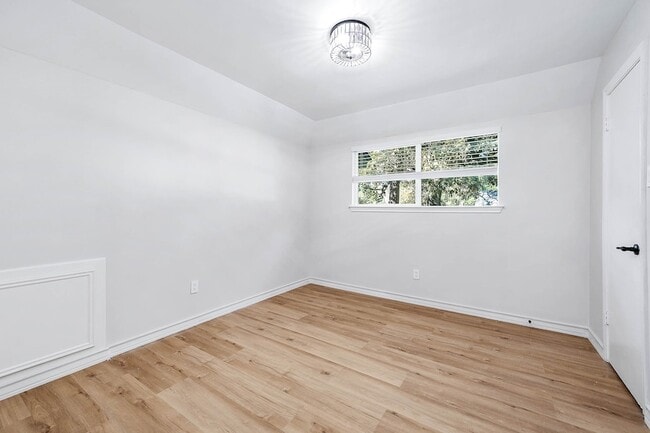 Building Photo - 3511 Tree Ln