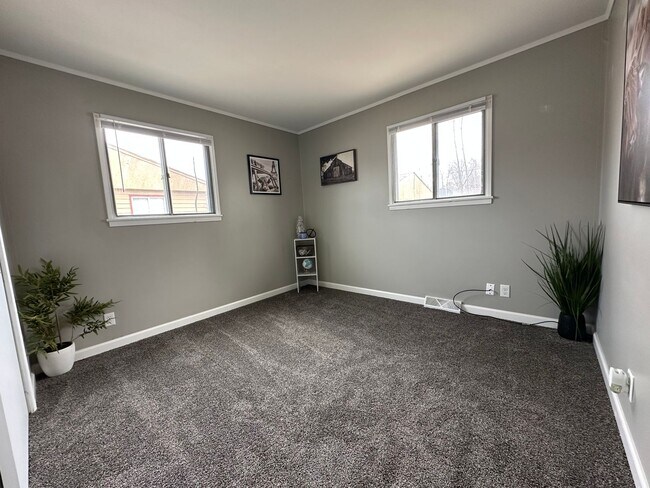 Building Photo - Spacious 2 bed, 1 bath home for rent in NE Waterloo available IMMEDIATELY .