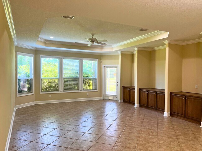 Building Photo - Rare find! 4/2 in Laurel Island