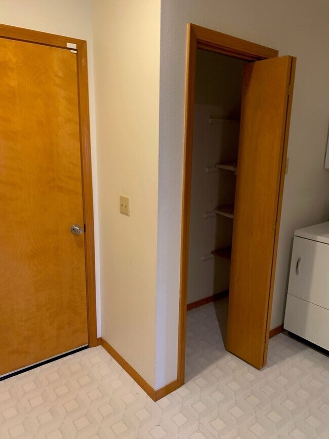 Building Photo - Well maintained 3 bed 2 bath rambler home in quiet Zenith neighborhood in Des Moines