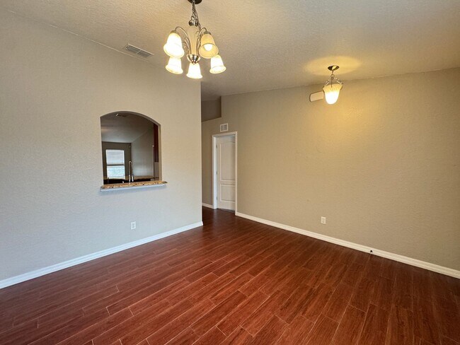 Building Photo - Spacious 4 Bedroom / 3 Bathroom Home in Davenport