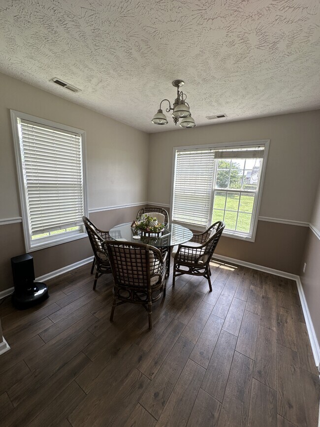Building Photo - 590 Americana Dr