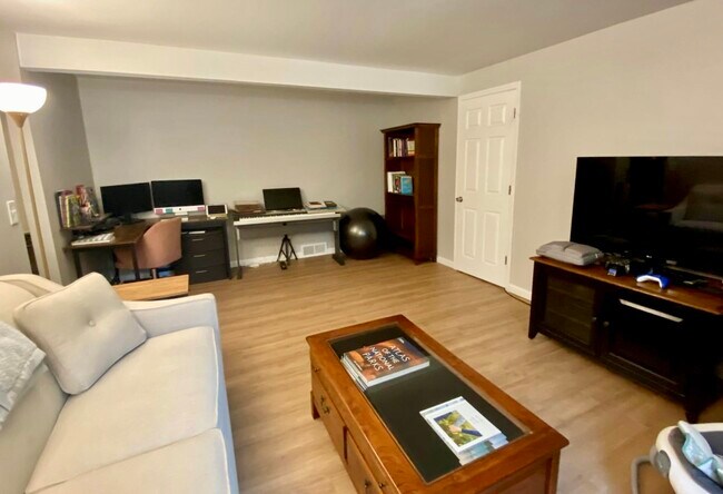 Building Photo - 9 Tree Hill Ct