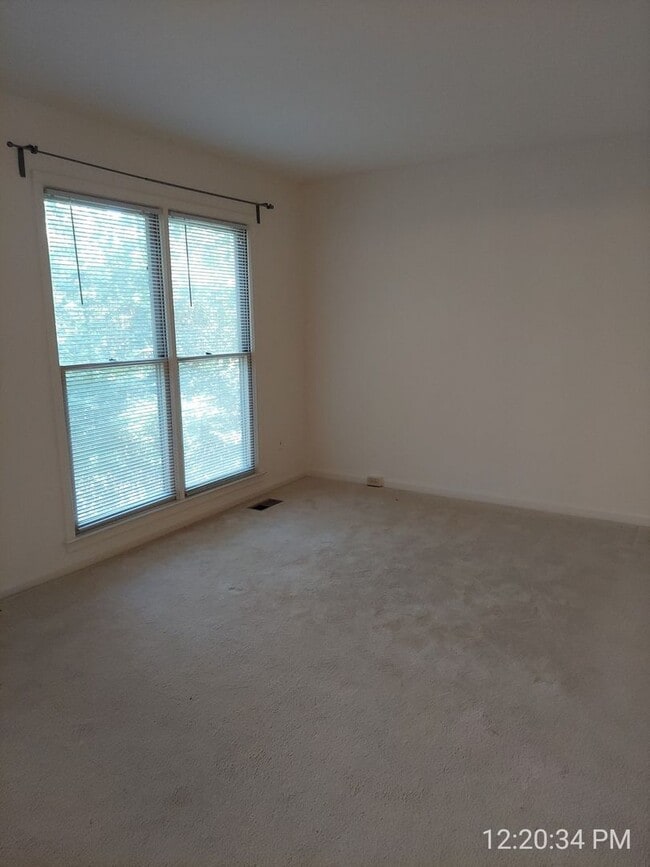 Building Photo - Spacious And Sun-Filled 3 Bedroom 2.5 Bath...