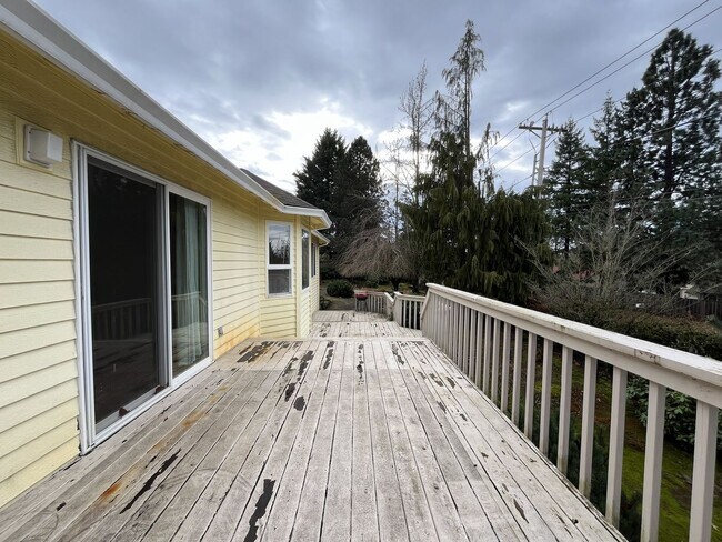 Building Photo - Elegant Home Offering Open Living Spaces, Spacious Primary Suite, and Nature-Inspired Yard