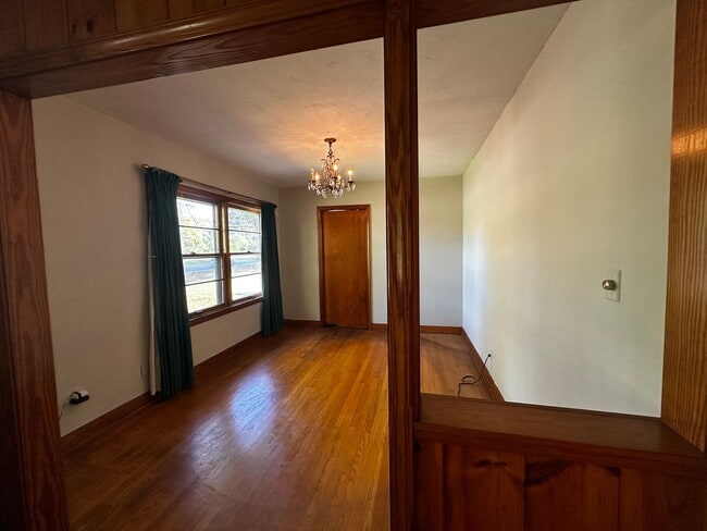 Building Photo - **Move-In Special !! 3 bed/ 2 bath rancher...