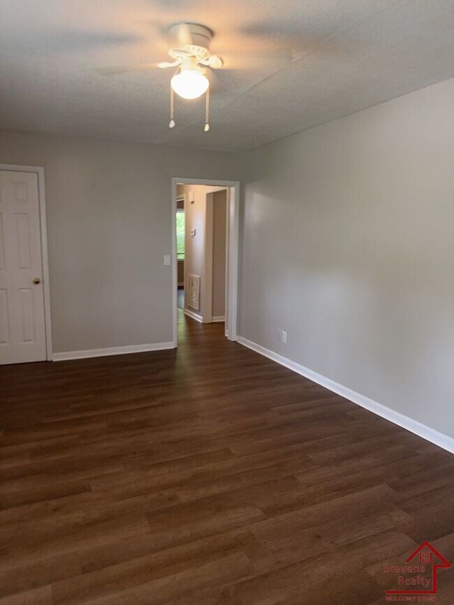 Building Photo - 712 Bronson St