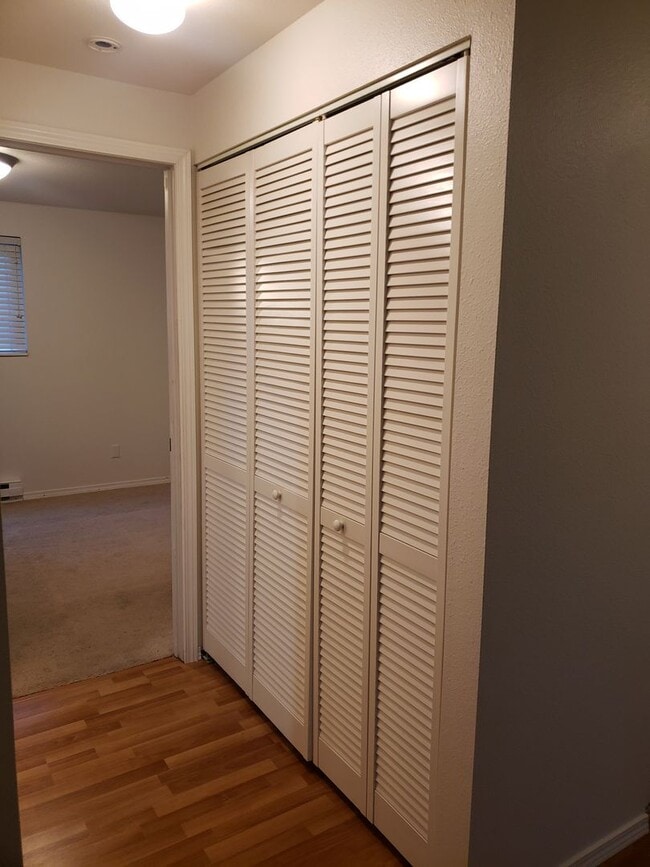Building Photo - 1 Bedroom 1 Bath Condo with 1 Carport Park...