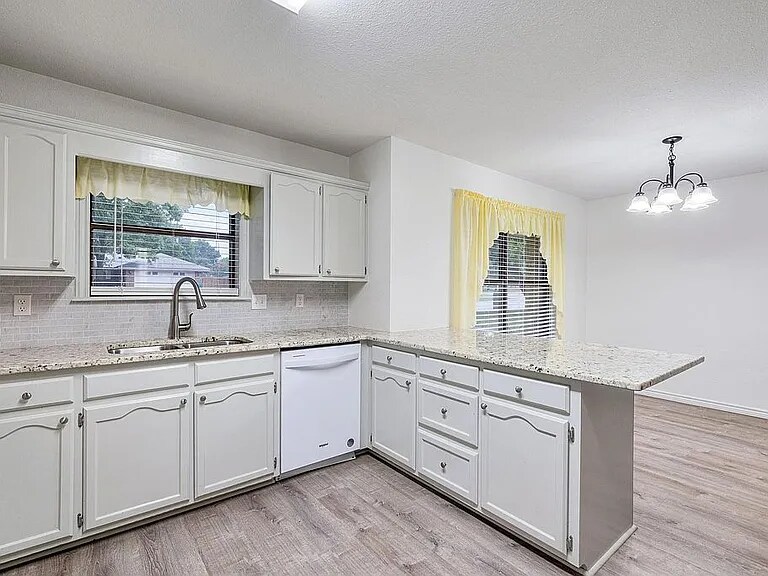 Building Photo - 411 Bluebonnet St