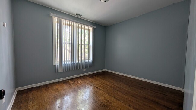 Building Photo - Spacious 3BR Apartment in Oak Park – 1,326...