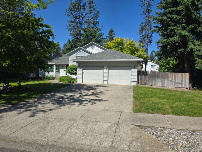 Building Photo - Beautiful home in desirable Riverside Harbor.