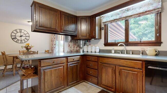 Building Photo - 3 bed, 2 bath house with solar panels! No ...