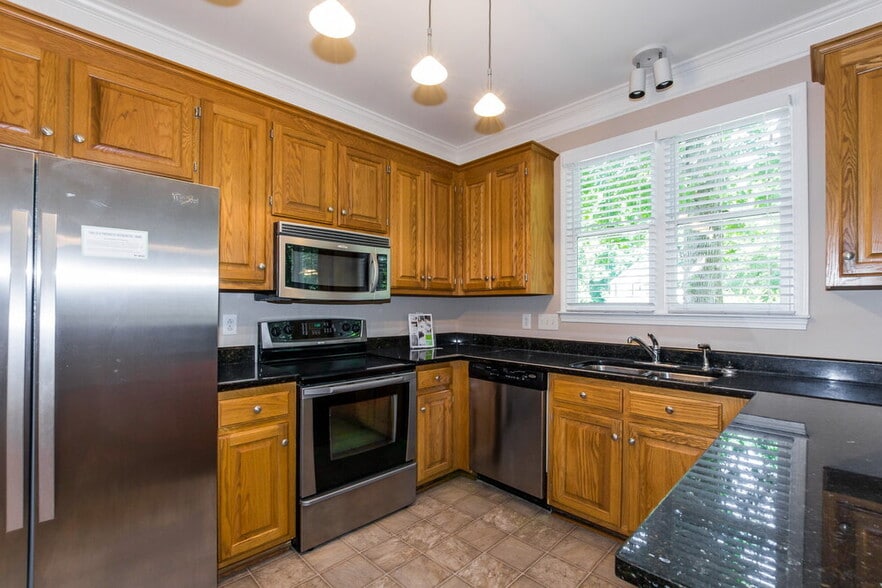 Building Photo - 9003 Mapledale Ct