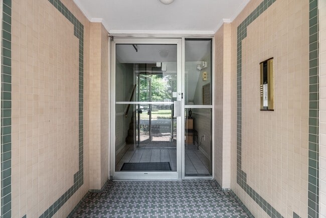 Building Photo - Completely renovated in Ghent