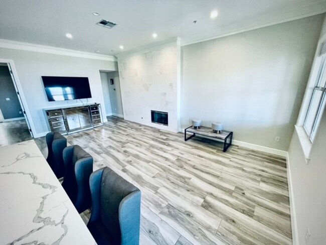 Building Photo - WONDERFULLY UPGRADED “GOLF VILLA” IN: GUAR...