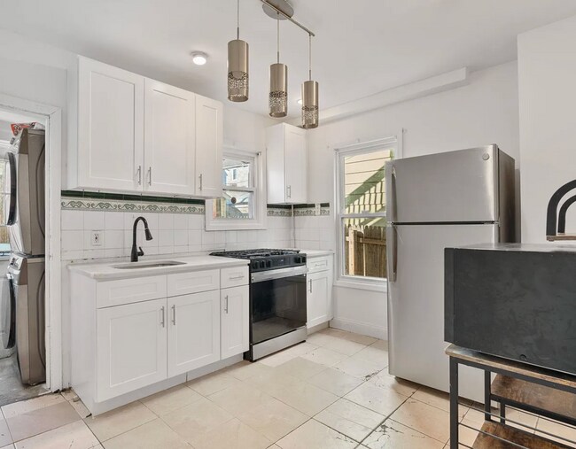 Building Photo - 2 Kitchen Home in Forest Hills