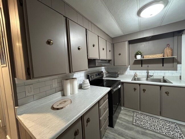 Building Photo - Newly Remodeled 2 Bedroom / 1 Bathroom Man...