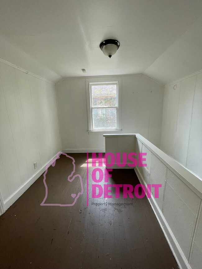 Building Photo - 3 BEDROOM 1 BATH BUNGALOW FREE PRE-SCREEN