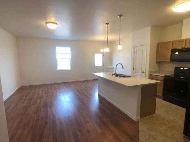 Building Photo - 3 Bedroom 2 1/2 Bath Townhome with Garage