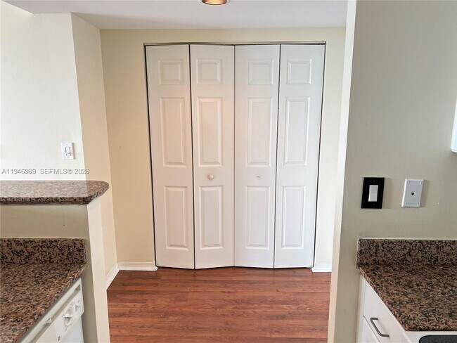 Building Photo - 1155 Brickell Bay Dr