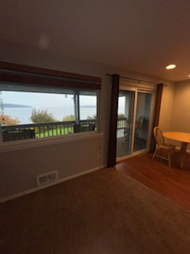 Building Photo - Top floor water front Steilacoom 1 bedroom...