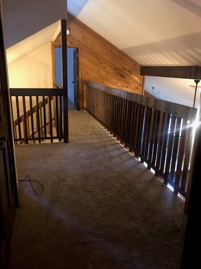 Building Photo - Fabulous 3 bedroom home near Jenkinson Lake.