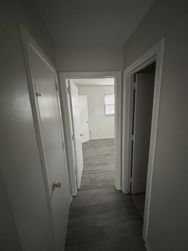 Building Photo - 2409 Almond Dr