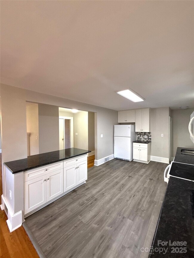 Building Photo - 2023 Robin Rd