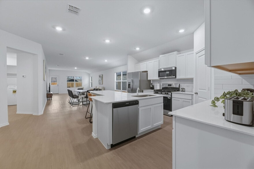 Building Photo - 591 Sormonne Lp