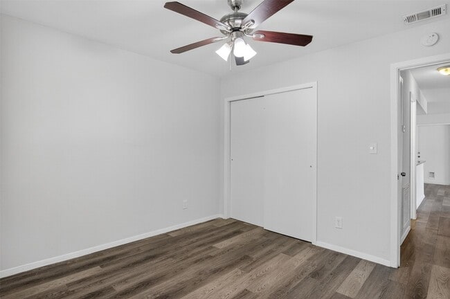 Building Photo - 534 Canary Ln