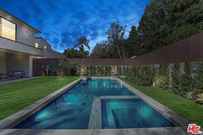 Building Photo - 318 S Medio Dr