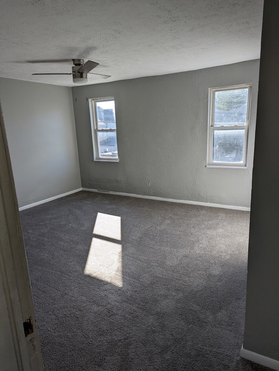 Building Photo - 3211 Parkview Ave