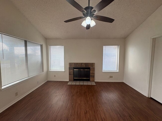 Building Photo - Cozy 2 Bed 1 Bath Duplex Property!