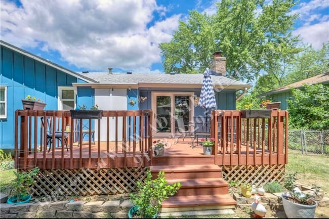Building Photo - Beautiful 3 Bed 2.5 Bath Raised Ranch in L...