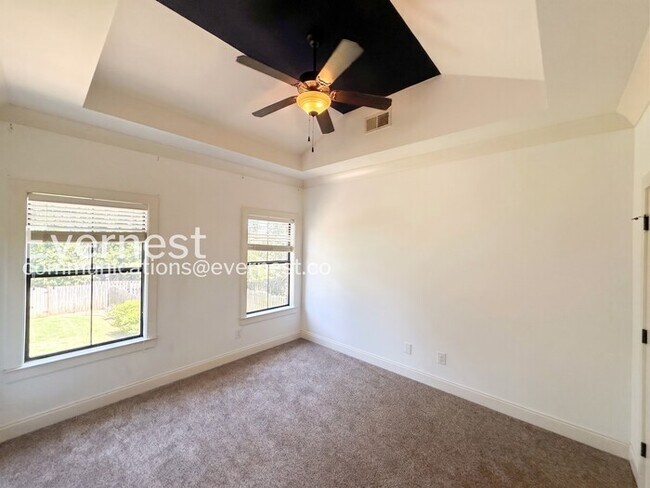 Building Photo - Comfort Meets Modern Convenience with Fireplace / 3 Beds & 2.5 Bath / Available Now