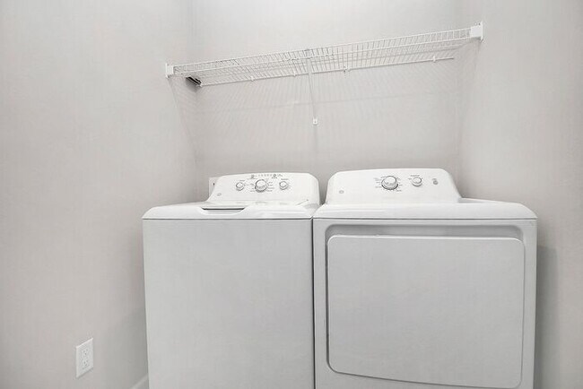 Building Photo - Stunning 3 Story 3BD/2+2HalfBA Townhome in...