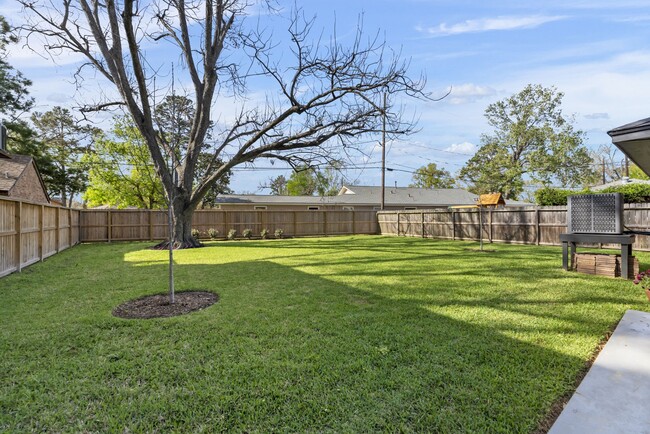 Building Photo - 2223 Hialeah Dr