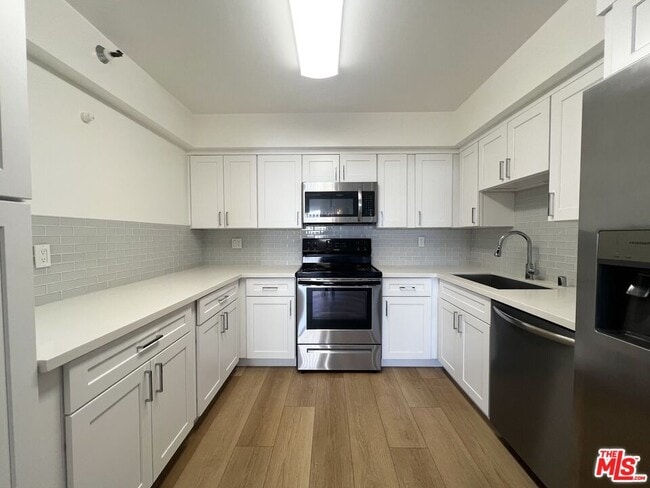 Building Photo - 10390 Wilshire Blvd