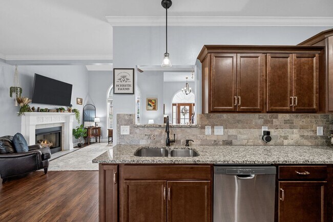 Building Photo - Pet Friendly Four Bedroom with Bonus!