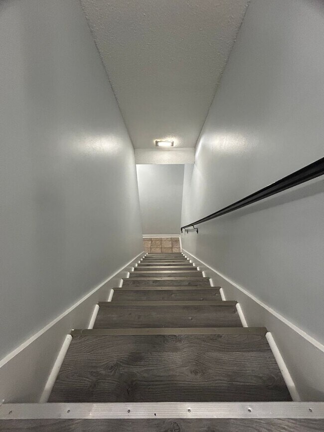 Building Photo - Spacious 3 bed 5 bath condo located in the...