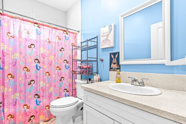Building Photo - Upgraded 5 bedroom, 3 bath home