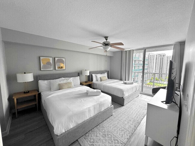 Building Photo - 1 SE 12th St