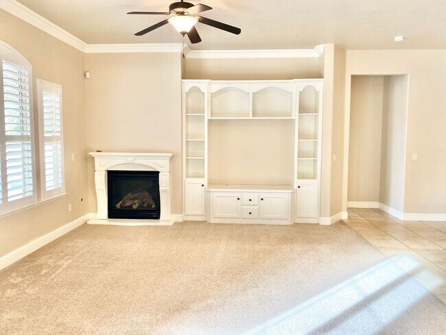 Building Photo - Beautiful 3-Bed, 2-Bath Near Sanger West High School