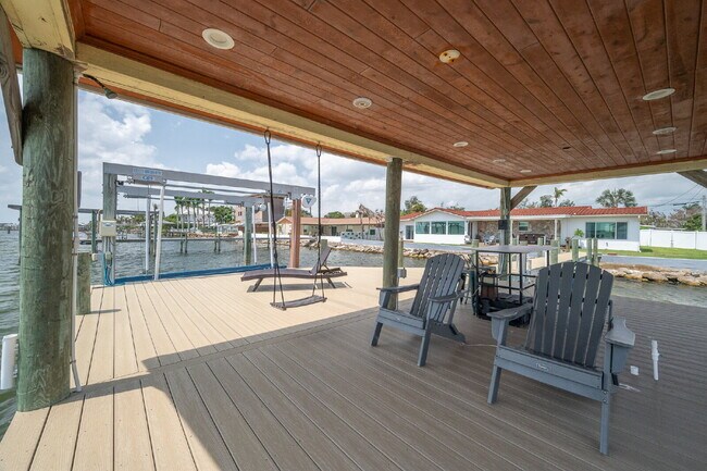 Building Photo - Gorgeous Riverfront 3/2 with dock!!