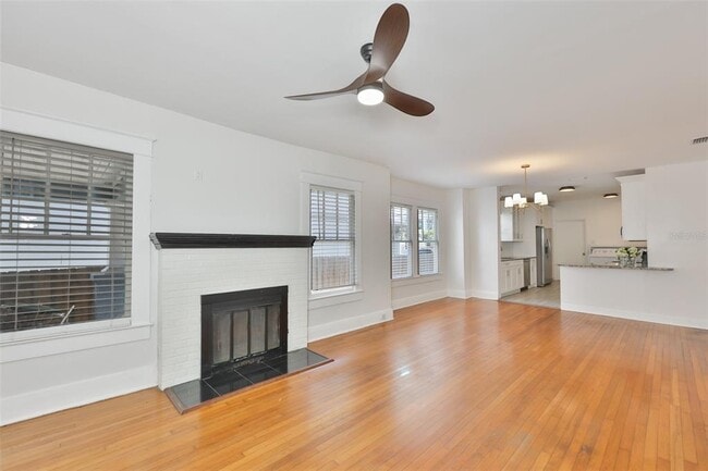 Building Photo - 902 W Columbus Dr