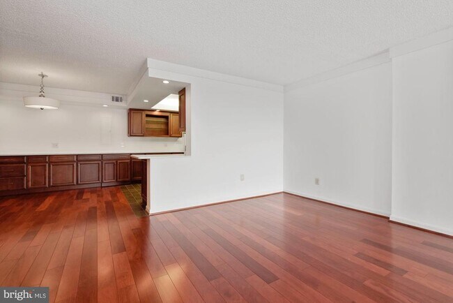Building Photo - 1101 S Arlington Ridge Rd