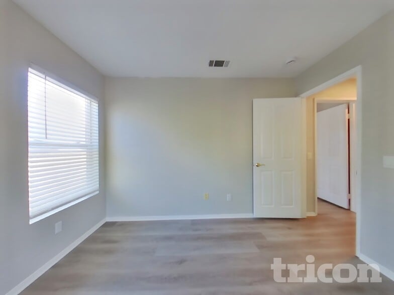 Building Photo - 33558 Iris Ln