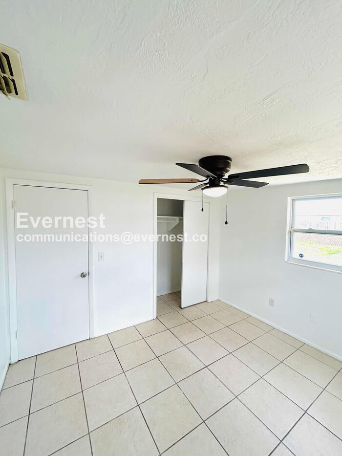 Building Photo - 3749 Beechwood Dr