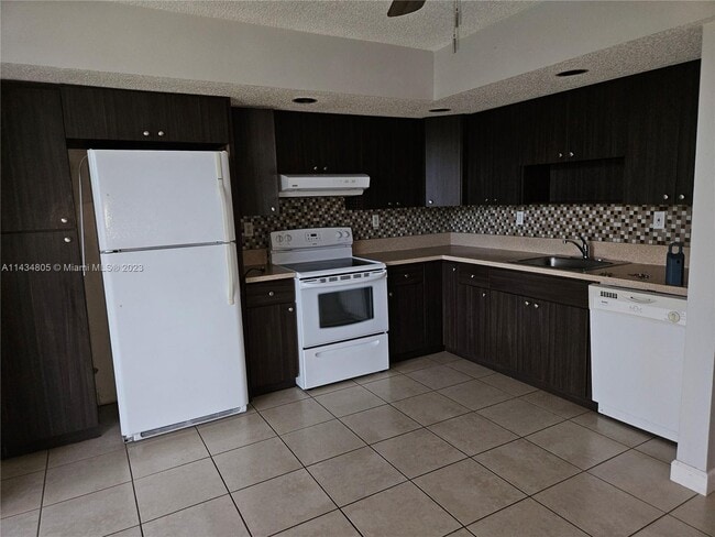 Building Photo - 8005 SW 107th Ave